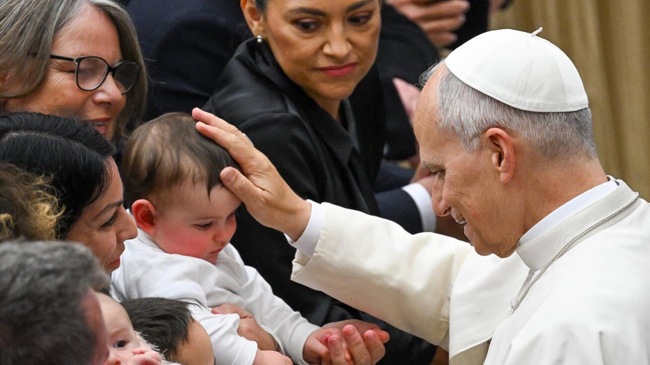 image:Image Papež při setkání se zaměstnanci Vatikánu a s jejich rodinami poukázal na to, že vedle pastýřů jsou v tradičních betlémech zobrazovány další profese. „Připomínají nám, že všechno naše snažení, naše každodenní činnosti nabývají plného smyslu v Božím záměru, jehož středem je Ježíš Kristus,“ vysvětlil a poděkoval jim za jejich každodenní službu.