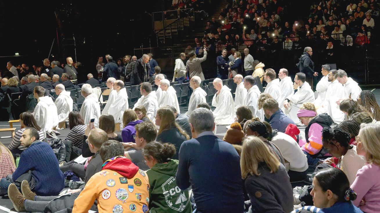 image:Image Velké setkání účastníků Poutě důvěry v pařížské aréně v Bercy.