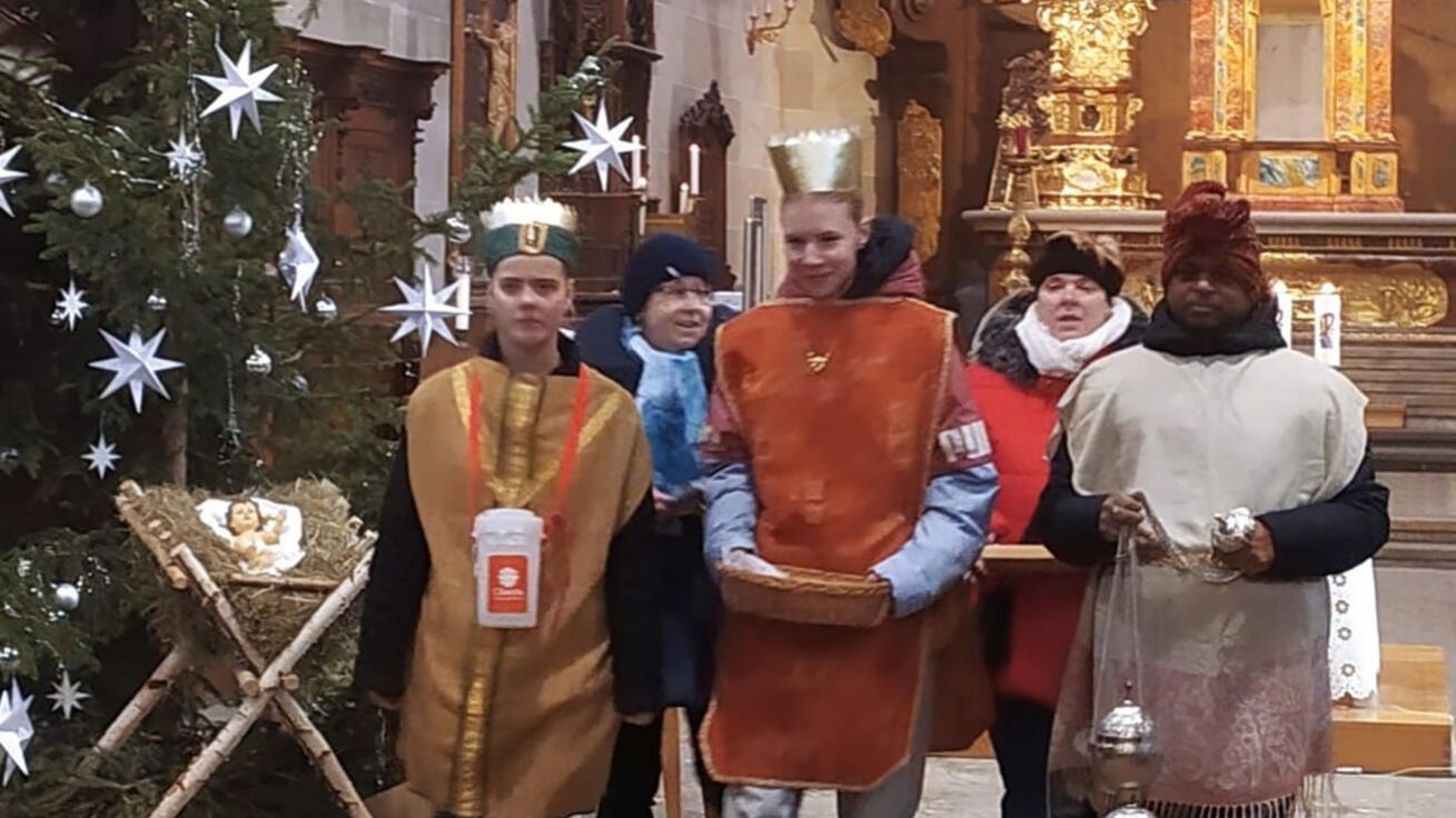 image:Image Do Tříkrálové sbírky se ve Vysokém Mýtě zapojil také indický kněz P. Arulraj Sampath, působící v Hradci Králové, který s humorem přijal roli mudrce z Východu.