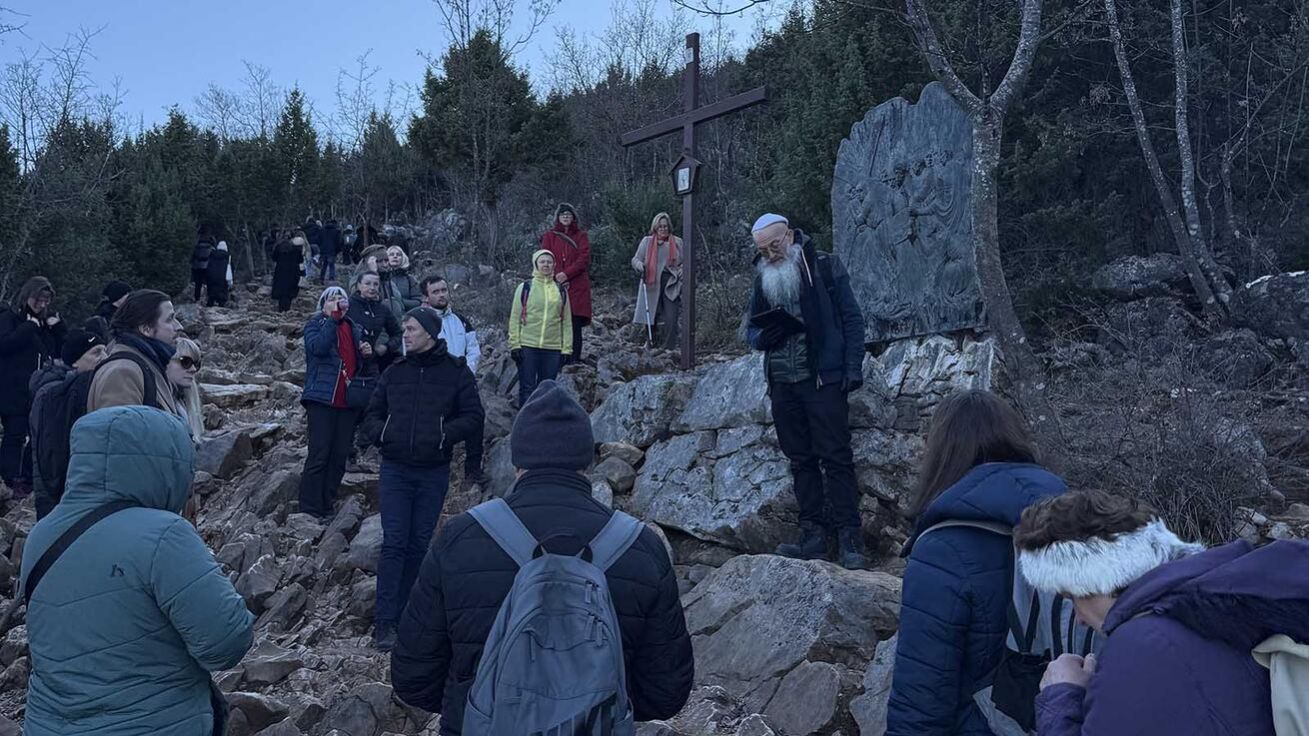 image:Image Z výstupu na Krizevac, kde se čeští poutníci modlili na Nový rok křížovou cestu a zároveň zde mimo jiné náhodou potkali modlící se skupinu členů komunity Koinonie Jana Křtitele.