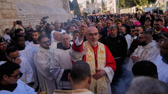 image:Image Jeruzalémský patriarcha kardinál Pierbattista Pizzaballa v tradičním procesí v Betlémě.