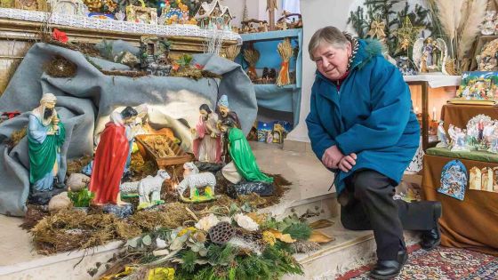 image:Image Vlasta Ledvinová na své výstavě betlémů.