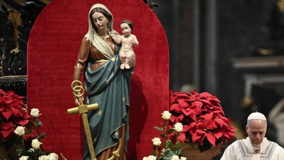 image:Image Papež Lev XIV. se modlí během slavnosti Matky Boží, Panny Marie 1. ledna u mariánské sochy z kostela sv. Marka z Castellabante v italské Kampánii. Socha uctívaná jako Madona naděje zdobila svatopetrskou 22. prosince do 6. ledna, poté se vrátila zpět do kostela v obci, která má kolem 1 300 obyvatel.
