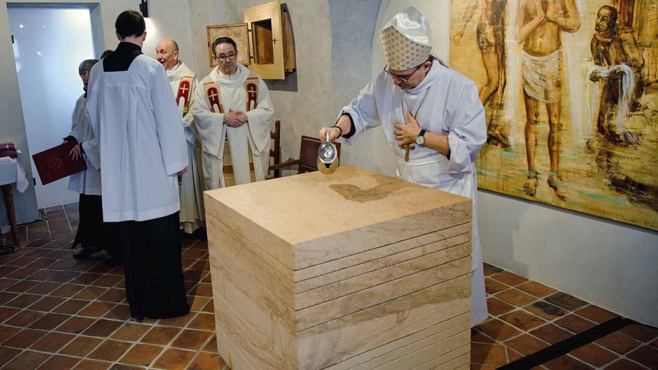 image:Image Biskup Tomáš Holub pomazal nový oltář posvátným křižmem. Oltář se tak stal viditelným symbolem Krista a místem, kde se církev setkává s jeho obětí i přítomností.