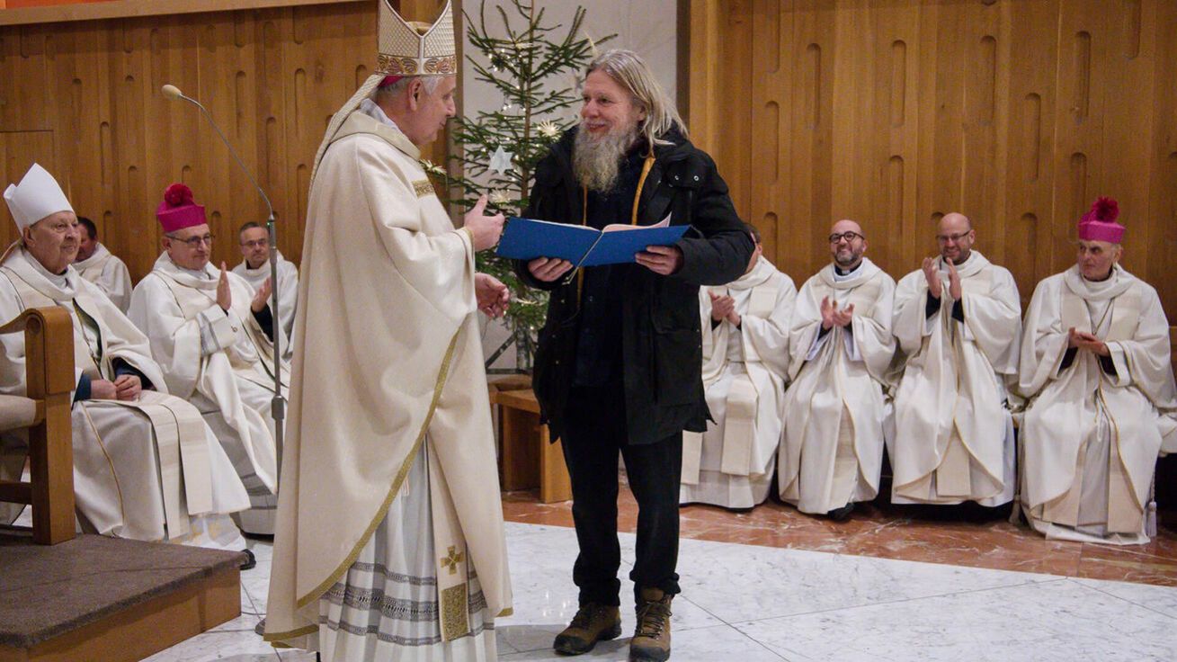 image:Image Vyznamenání převzali z rukou biskupa Vlastimila Kročila kněz Bohuslav Švehla a divadelník Vítězslav Marčík (na snímku).