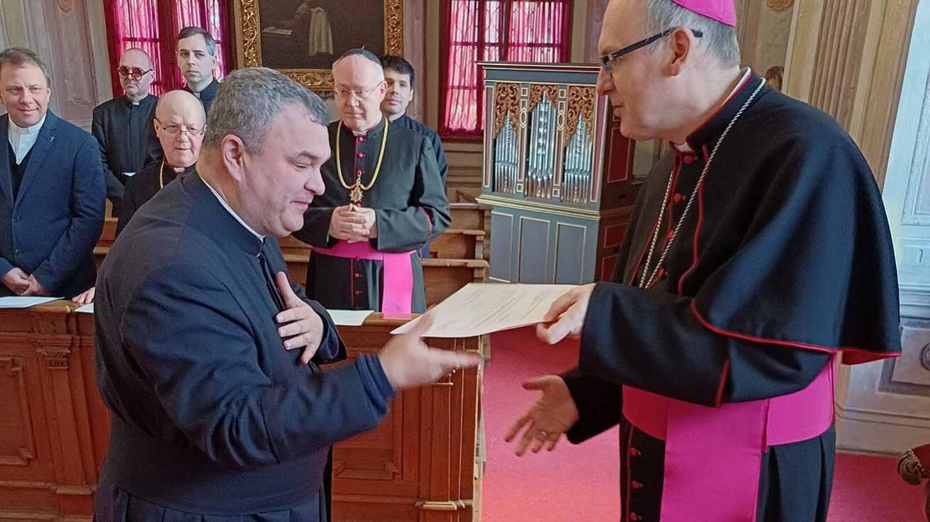 image:Image P. Šimon Polívka přebírá od biskupa jmenovací dekret.
