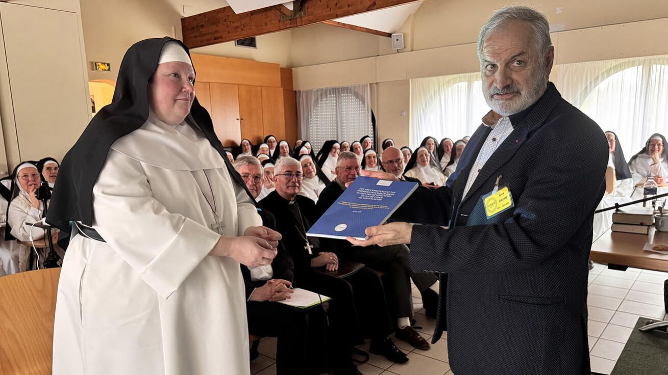image:Image Sestry minulý týden za přítomnosti zástupců diecézí včetně pařížského arcibiskupa Laurenta Ulrycha převzaly zprávu s doporučeními nezávislé komise, kterou si nechaly vypracovat.
