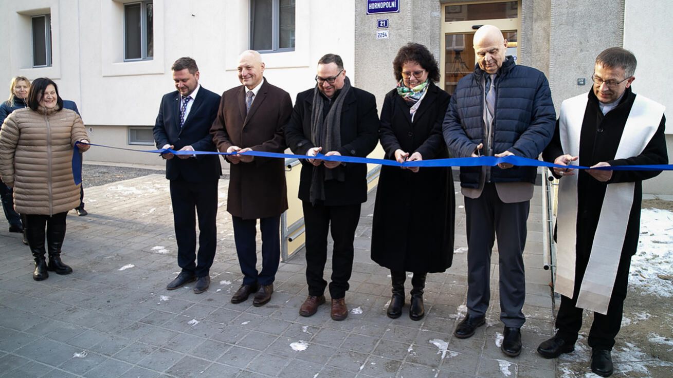 image:Image Biskup Martin David s dalšími hosty přestřihl pásku u příležitosti otevření nové budovy.