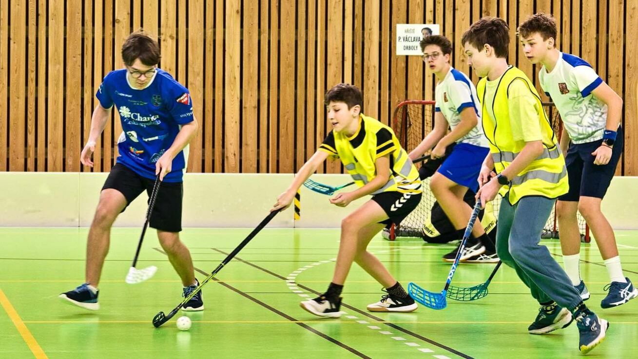 image:Image Liturgické náčiní vyměnili za florbalky.