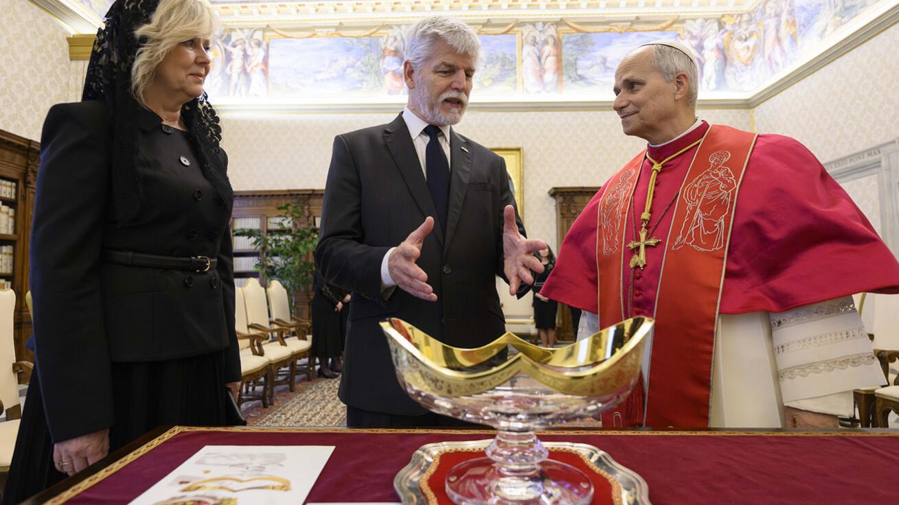 image:Image Prezident Petr Pavel s chotí Evou předali papeži skleněnou mísu ze sklárny Moser.