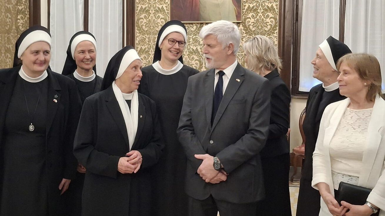 image:Image Sestry boromejky a dobrovolníci koleje se postarali o oběd pro prezidentskou delegaci. Sestra Vojtěcha Fialová (zcela vlevo) představila Petru Pavlovi i svou nejnovější nepomucenskou kuchařku, která nedávno vyšla česky pod názvem Dobroty sestry Vojtěchy (KNA).