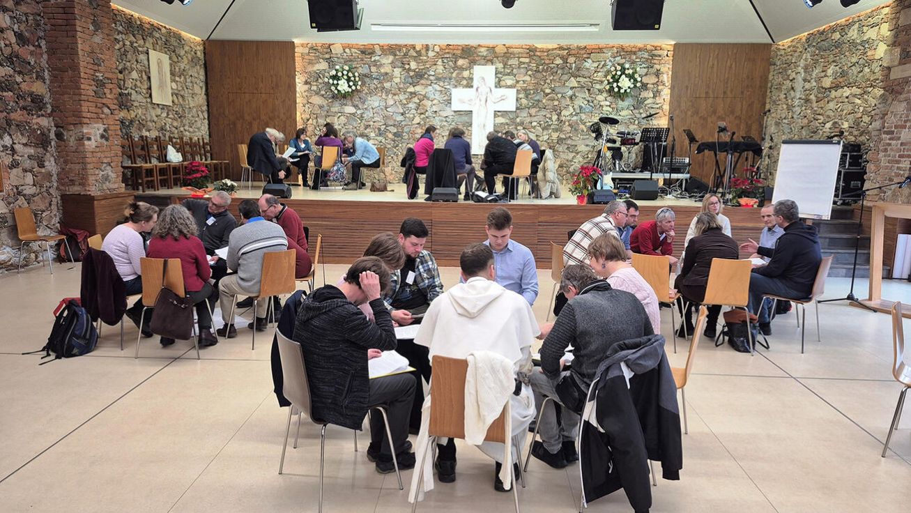image:Image Delegáti a delegátky během pracovních skupin diskutují o tom, jak společně směřovat další rozvoj plzeňské diecéze.