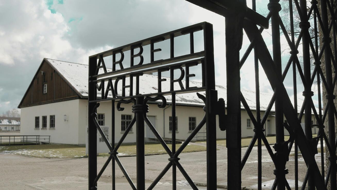 image:Image Do tří přeplněných kněžských bloků byli v Dachau soustředěni duchovní různého věku, vzdělání, zkušeností i povah. Někteří své slabosti nedokázali potlačit nebo se jimi ani netajili.