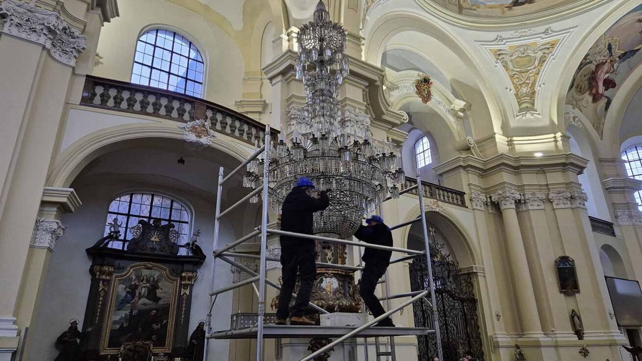 image:Image Rozebrat půltunový lustr trvalo několik hodin.