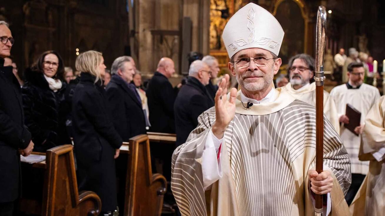 image:Image Nový vídeňský arcibiskup Josef Grünwidl po slavnosti žehná přítomným.