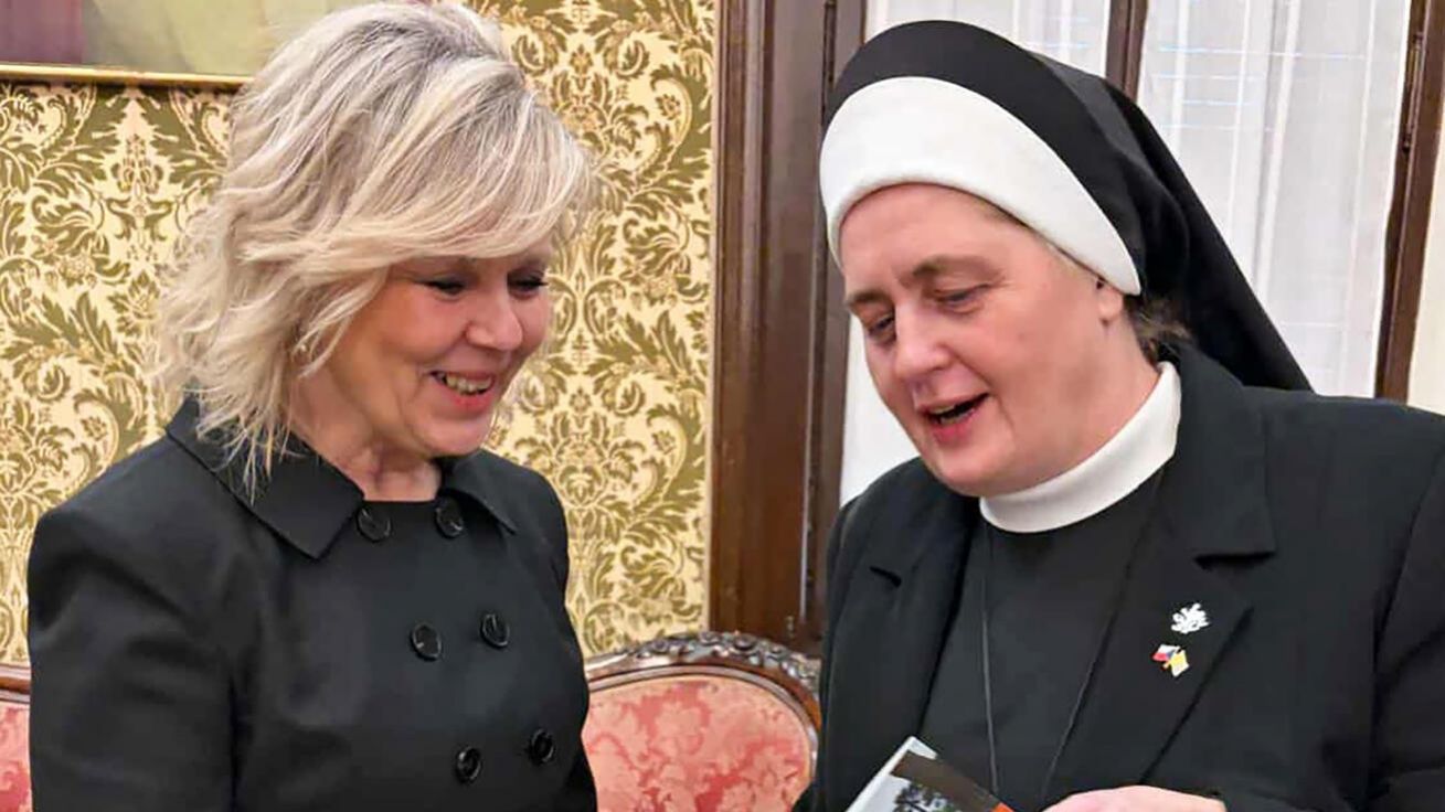 image:Image Sestra Vojtěcha představuje Evě Pavlové svou knihu receptů.