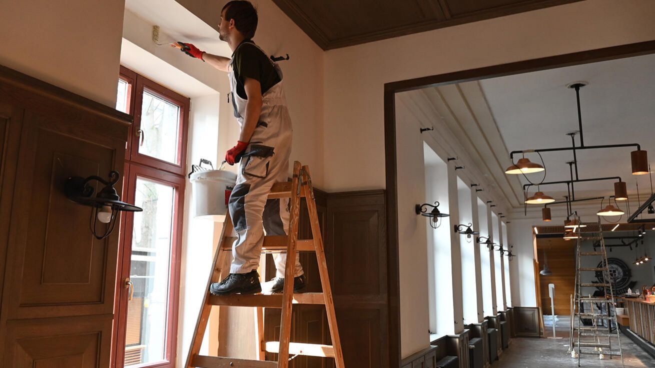 image:Image Poslední malířské práce kolem nových oken v pivovarské restauraci.