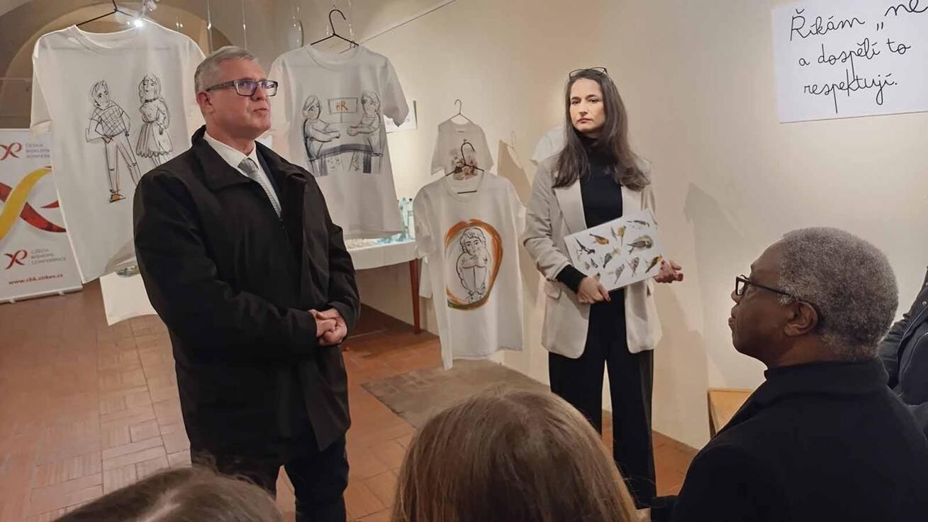 image:Image Na vernisáži promluvil Jiří Kylar, předseda spolku Někdo Ti uvěří, moderovala Alena Scheinostová.