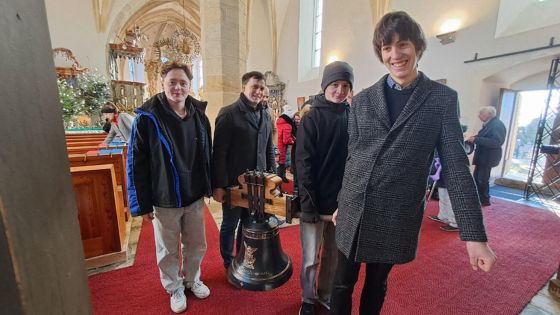 image:Image Nový zvon vážící 77 kilogramů na svém plášti nese podobu svatého Michaela archanděla a na protější straně nápis s hlubokým duchovním poselstvím: „Živé volám, mrtvé oplakávám“.