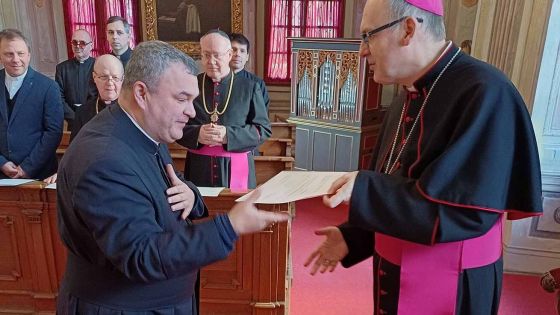 image:Image P. Šimon Polívka přebírá od biskupa jmenovací dekret.