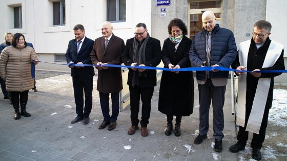image:Image Biskup Martin David s dalšími hosty přestřihl pásku u příležitosti otevření nové budovy.