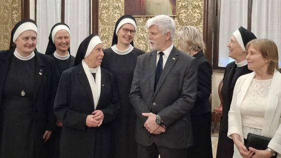 image:Image Sestry boromejky a dobrovolníci koleje se postarali o oběd pro prezidentskou delegaci. Sestra Vojtěcha Fialová (zcela vlevo) představila Petru Pavlovi i svou nejnovější nepomucenskou kuchařku, která nedávno vyšla česky pod názvem Dobroty sestry Vojtěchy (KNA).