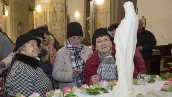 image:Image Návštěvnice si prohlížejí novou sochu Madony v kostele Nanebevzetí Panny Marie v Tachově. Na projektu se podíleli žáci Střední průmyslové školy Tachov-Světce, kteří spojili technickou zručnost s úctou k duchovní tradici místa.