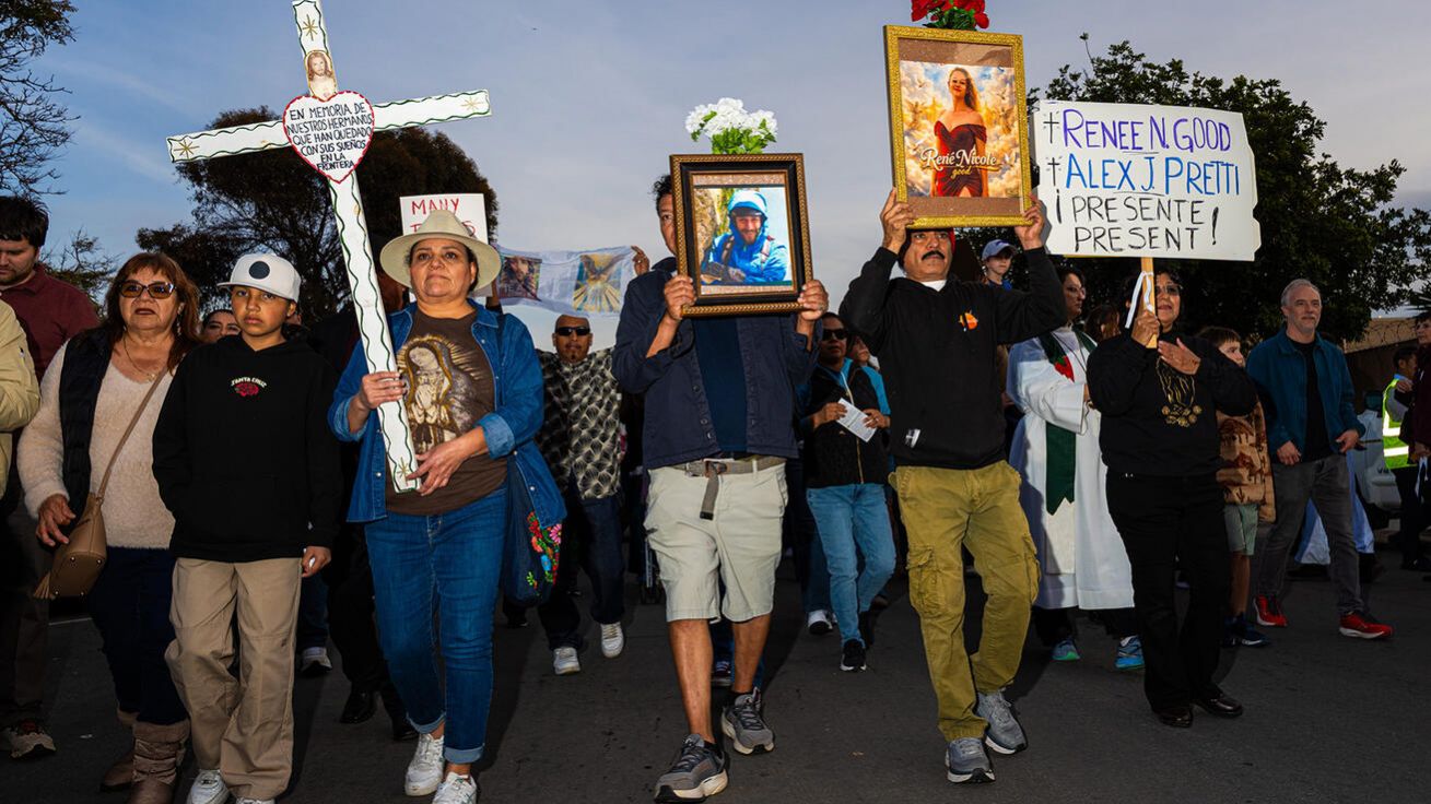 image:Image Proti represím ICE se minulý týden na protestním a modlitebním shromáždění sešly stovky lidí také v kalifornském San Diegu, včetně duchovních několika církví i zdejšího biskupa Michaela Phama. „Musíme se spojit, abychom zvýšili povědomí o tom, že život je posvátný a jeho důstojnost je třeba chránit,“ vystoupil proti masovým deportacím. 