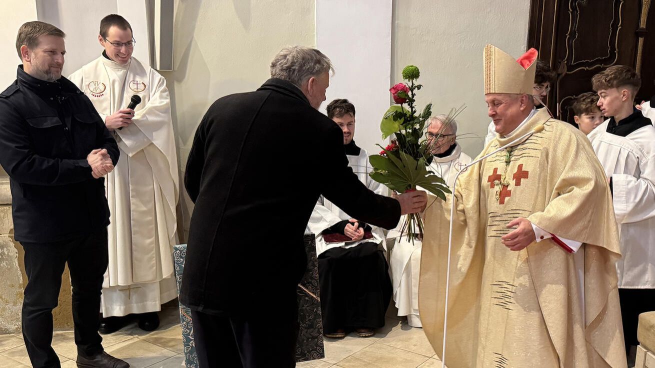 image:Image Biskup Jan Vokál děkuje Jiřímu Vojáčkovi.