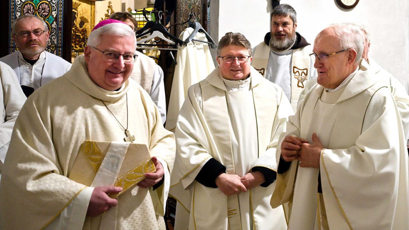 image:Image Biskup s řeholníky.