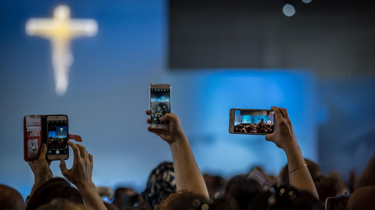 image:Image Moderní technologie nemají víru nahrazovat, ale pomáhat ji prožívat.