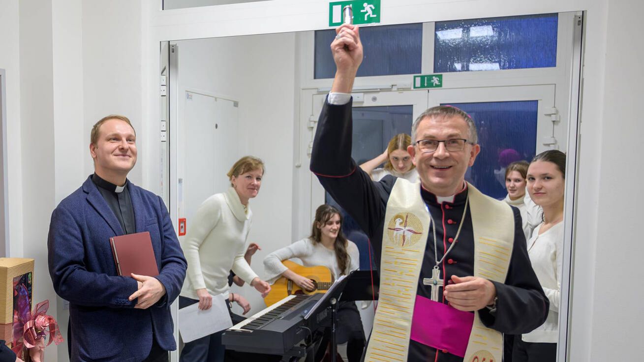 image:Image Biskup Martin David žehná nové prostory.
