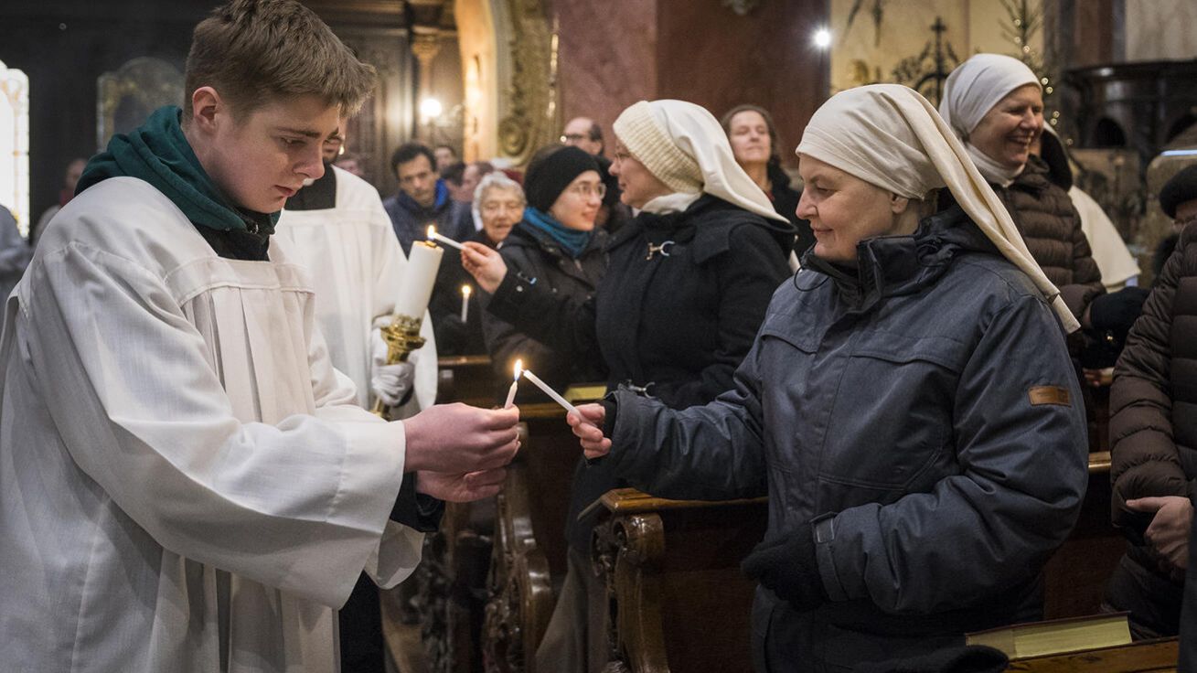 image:Image K oslavě dne zasvěceného života pozval arcibiskup Nuzík řeholníky a řeholnice v arcidiecézi do olomouckého kostela sv. Michala a také do kněžského semináře.