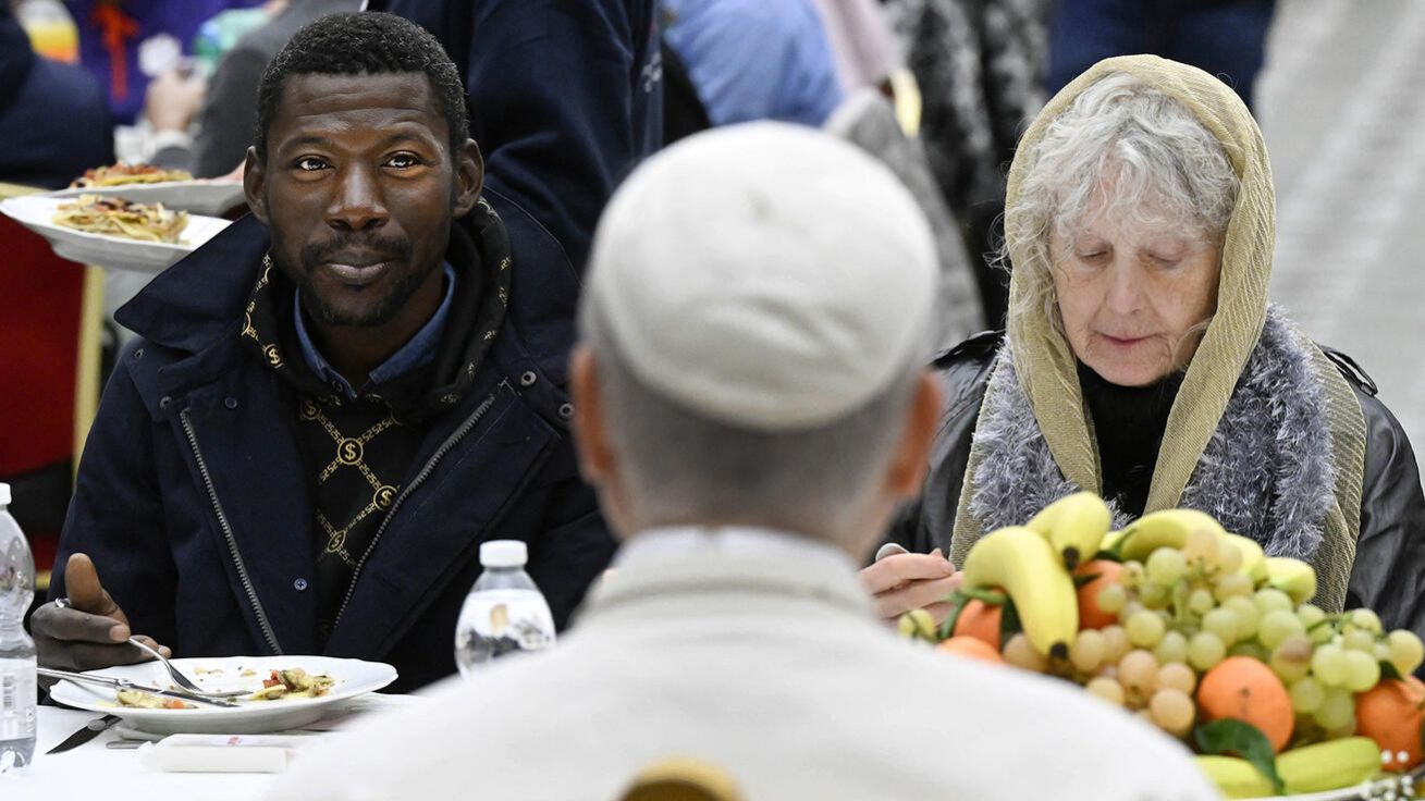 image:Image „Když nasloucháme nářku chudých, jsme povoláni vcítit se do srdce Boha,“ píše papež. Na snímku obědvá s účastníky listopadového Jubilea chudých v Římě.