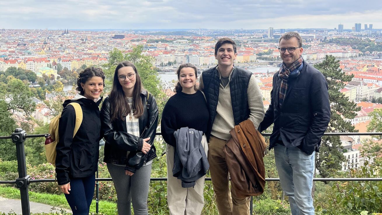 image:Image Několik členů katolických mladých dospělých na jedné ze společných akcí (Solée Fišarová Meidus vlevo).