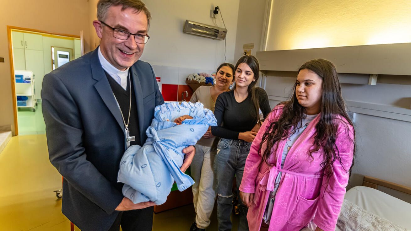 image:Image Nejen nemocné, ale i nově narozená miminka navštívil biskup v ostravské Městské nemocnici u příležitosti Světového dne nemocných.