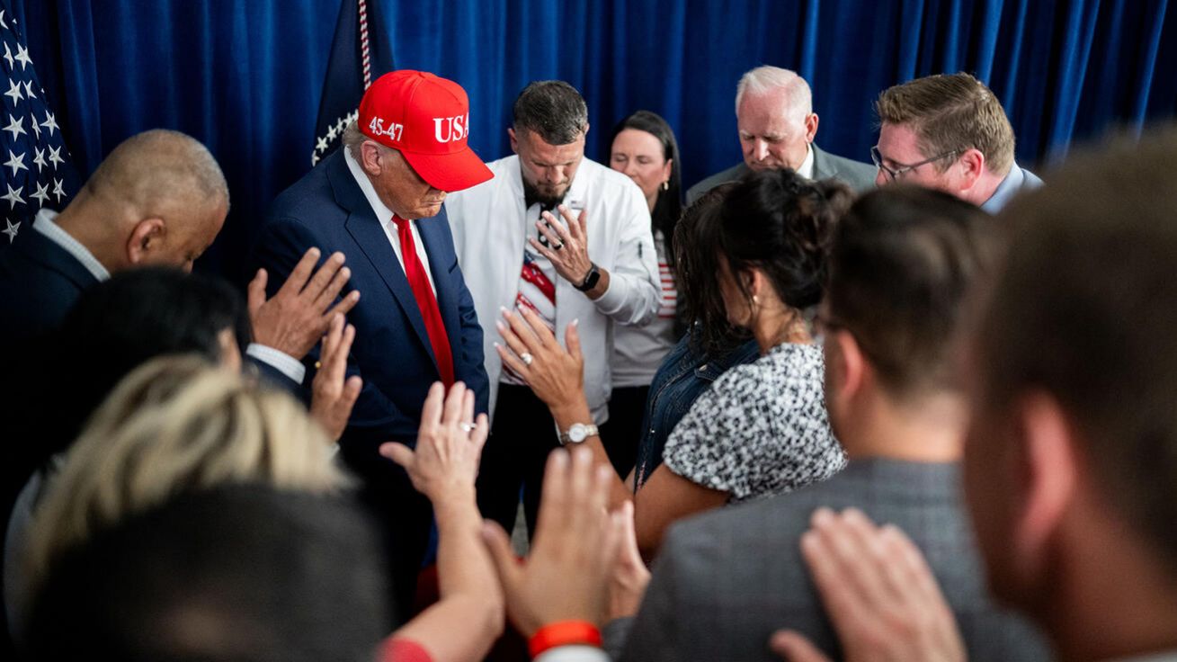 image:Image Donald Trump s podporou křesťanských duchovních pracuje i při setkáních s příznivci. Zde například v Iowě v červenci 2025.