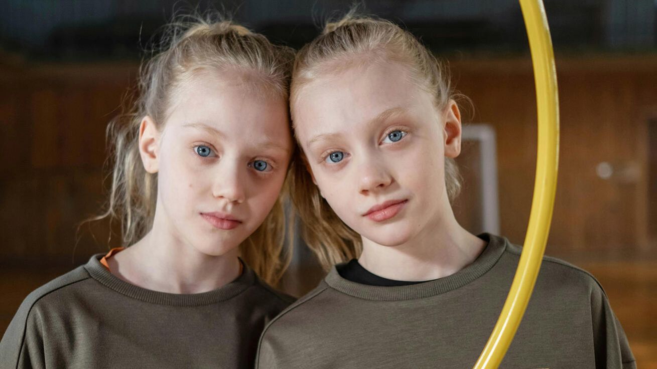 image:Image Z výzkumů dědičnosti dvojčat může vyplynout pocit nevyhnutelnosti stejných rysů jejich života. Ale nemusí tomu tak být, jak upozorňuje Marek Vácha ve své knížce Společenstvo obětí.