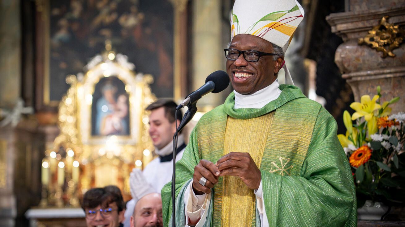 image:Image Nuncius Jude Thaddeus Okolo při studentské mši svaté na návštěvě brněnské jezuitské farnosti v pondělí 9. února, o dva dny později přišla zpráva, že jeho mise v ČR po čtyřech letech končí.