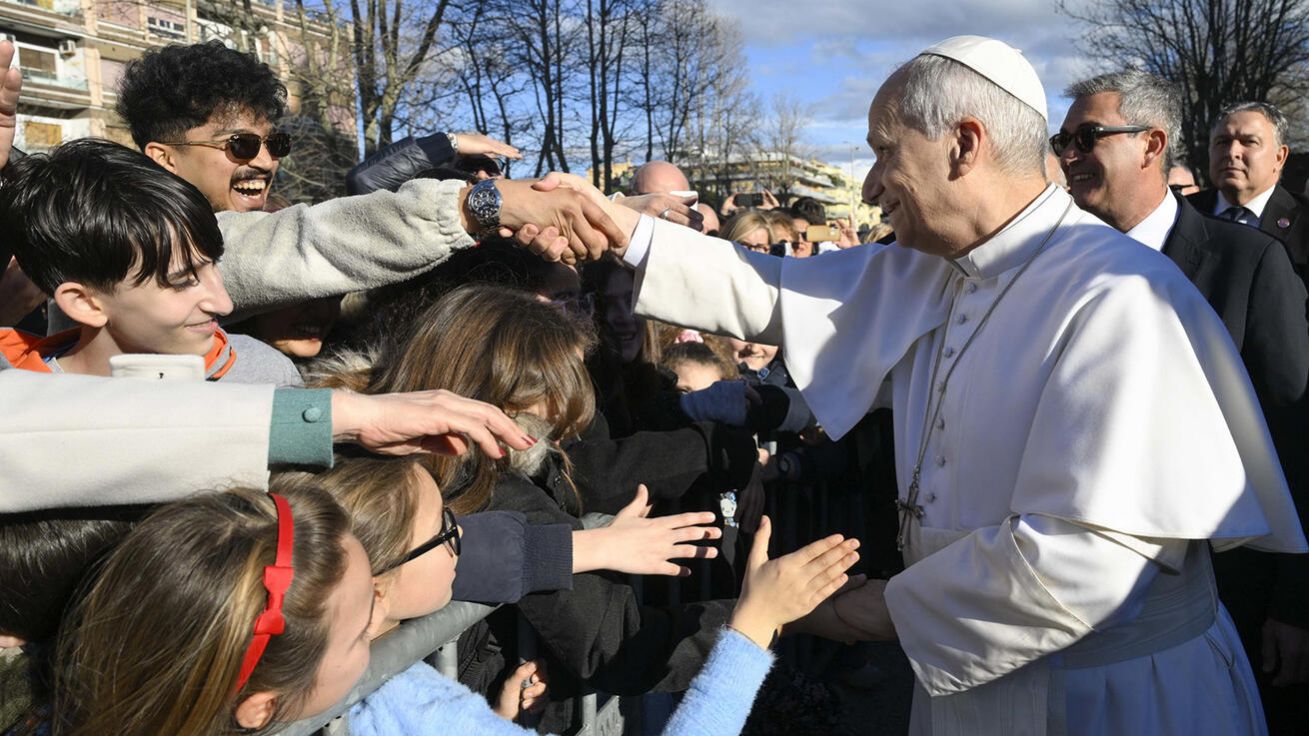 image:Image Papež se zdraví s farníky v přímořské Ostii. Během několikahodinové návštěvy povzbudil k vytrvalosti v dobrém a k odvaze stavět se proti „kultuře násilí a nespravedlnosti“.