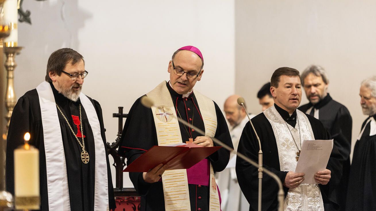 image:Image Patriarcha Tomáš Butta, biskup Stanislav Přibyl a řeckokatolický kněz Jaroslav Huljak při bohoslužbě smíření.