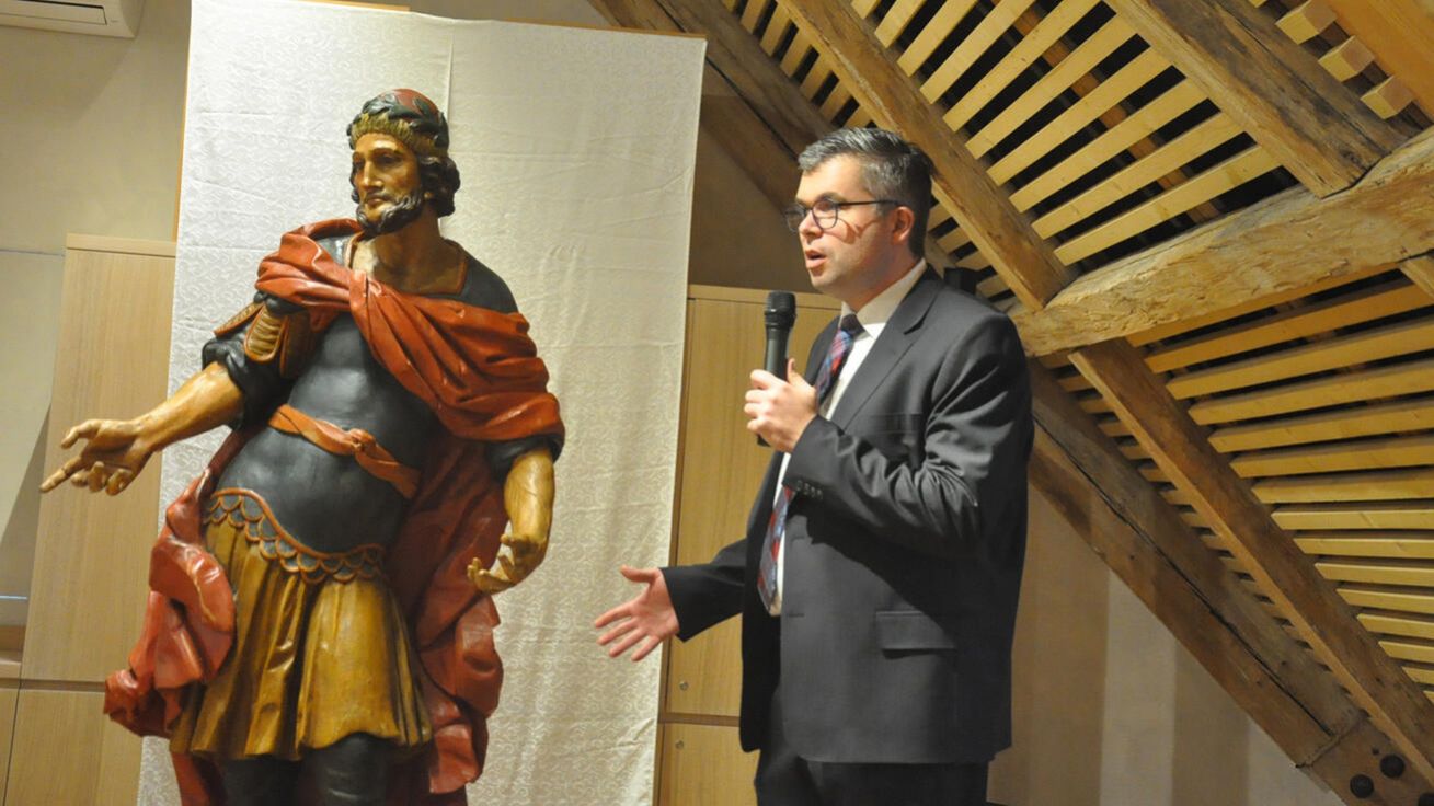 image:Image Kurátor Jiří Vácha se sochou Pontia Piláta.