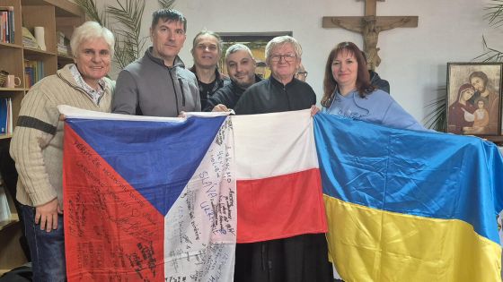 image:Image S českou, polskou a ukrajinskou vlajkou zleva salesián P. Leoš Ryška, místostarosta obce Vřesovice Karel Ondrák, salesián P. Pavel Kosmák, Marian Rýznar z Vřesovic, polský salvatorián P. Antonín Zięmba a Ukrajinka Taťána Haraschenková.