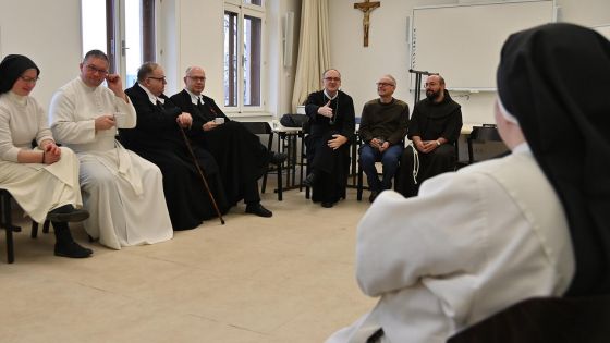 image:Image Třicet Bohu zasvěcených osob z litoměřické diecéze se minulou sobotu setkalo s biskupem Stanislavem Přibylem. Ten všem poděkoval za spolupráci a službu a ocenil, že navzdory mlze a špatnému počasí v části diecéze do Litoměřic dojeli. Při společném slavení mše svaté s předstihem oslavili svátek Uvedení Páně do chrámu (lidově Hromnice). Hlavním symbolem byly zažehnuté svíce odkazující na Krista, kterého mají řeholníci a řeholnice nést světu -podobně jako Marie s Josefem, když malého Ježíše nesli do chrámu. Všichni se mohli jeden druhému po mši svaté nejen představit, ale povědět o životě svých komunit.