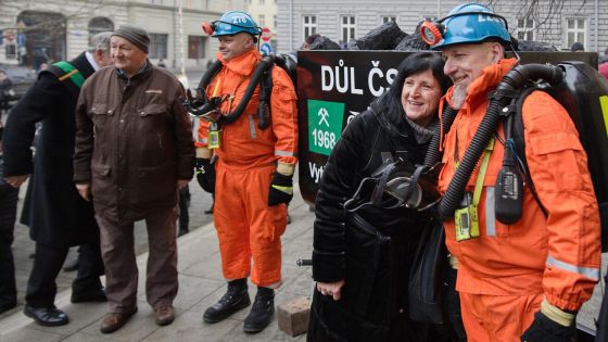 image:Image Poslední várka vytěženého uhlí zamířila také před ostravskou katedrálu Božského Spasitele.