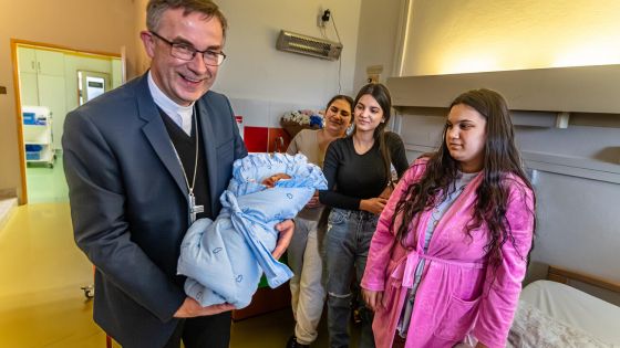 image:Image Nejen nemocné, ale i nově narozená miminka navštívil biskup v ostravské Městské nemocnici u příležitosti Světového dne nemocných.