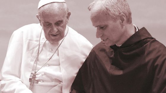 image:Image Na titulní straně brožury je unikátní snímek minulého a současného papeže.