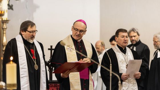image:Image Patriarcha Tomáš Butta, biskup Stanislav Přibyl a řeckokatolický kněz Jaroslav Huljak při bohoslužbě smíření.