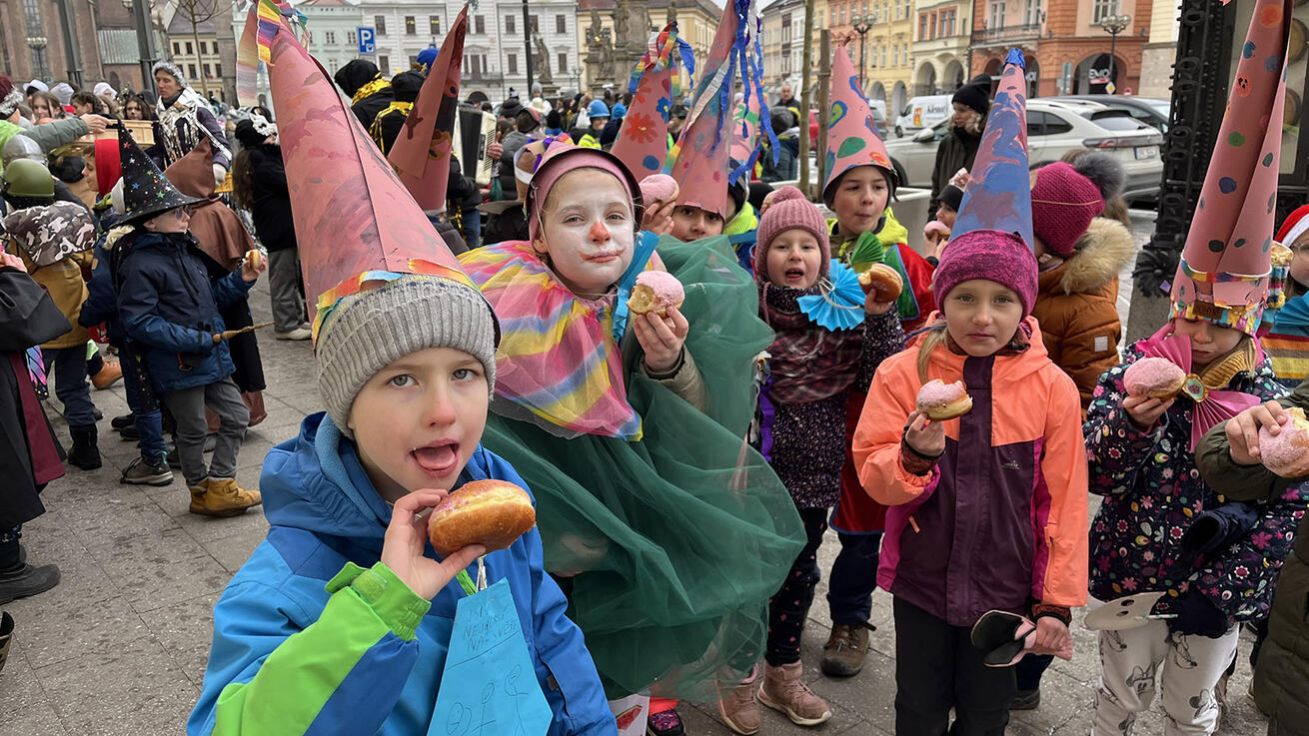 image:Image Masopustní rej si před Popeleční středou užila na Velkém náměstí také Církevní ZŠ Jana Pavla II.
