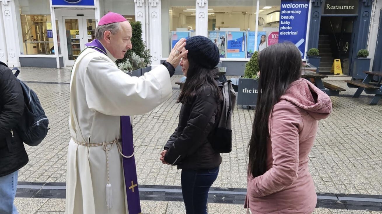 image:Image Popelec v ulicích irského Waterfordu uděluje biskup Alphonsus Cullinan už několik let.